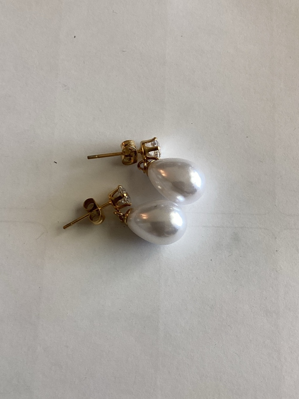 Classic‎ Gold Pearl Teardrop Stud Earrings - White Pearls